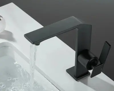 Pipa za vodnjak in umivalnik | Minimalizem | oktava | Kopalnica