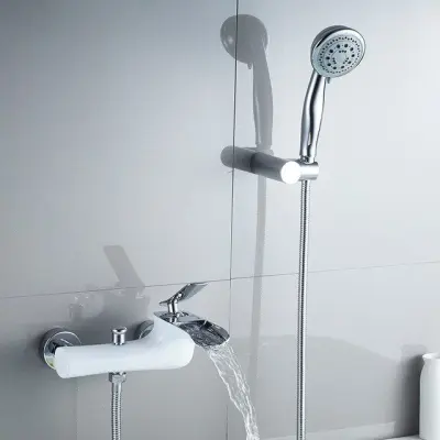 Oblikovanje | Kopalna pipa z ročno prho | Montaža na steno | Prehod | Bela in kromirana