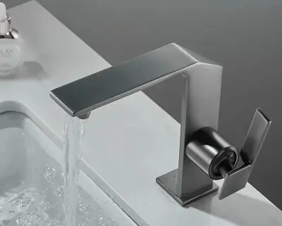 Pipa za vodnjak in umivalnik | Minimalizem | oktava | Kopalnica