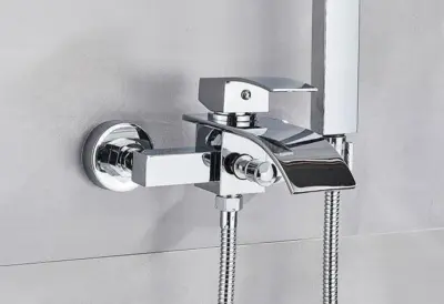 Kopalna pipa z ročno prho | Montaža na steno | Neokrnjeno | Chrome