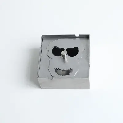 Vrtljivi pepelnik v srebrni barvi   kvadrat