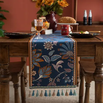 Elegantni moder tekač za mizo s cvetličnim vzorcem in cofki  S