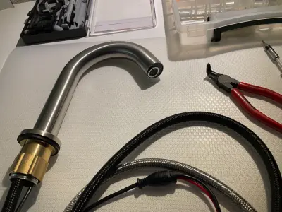 Senzor Ultima razreda A | Nerjaveče jeklo | Brezdotična pipa | WC soba | Brušeno jeklo | Minimalizem