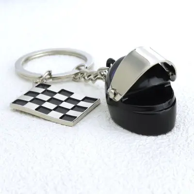 Obesek za ključe s čelado s karo zastavo Silver