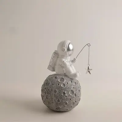 Dekorativna figurica astronavta iz smole   Model 3