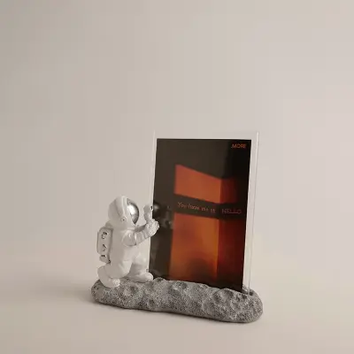 Dekorativna figurica astronavta iz smole   Model 2