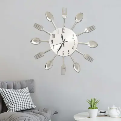 The Living Store Stenska ura z motivom žlic in vilic srebrna 31 cm aluminij - Stenska Ura