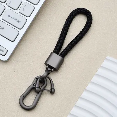 Pleteni obesek za ključe z biserom in zaključkom v barvi pištole Black