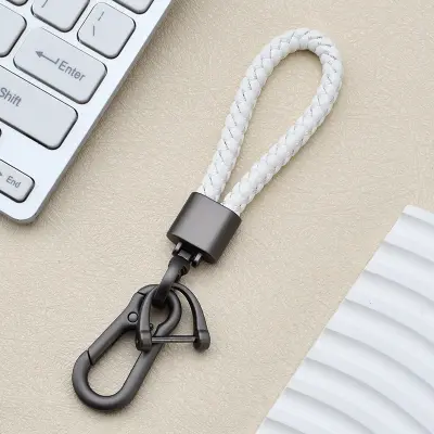 Pleteni obesek za ključe z biserom in zaključkom v barvi pištole White