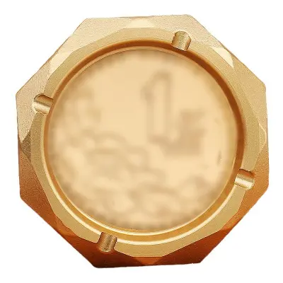 Luksuzni medeninasti pepelnik - elegantna dekoracija za dom in pisarno