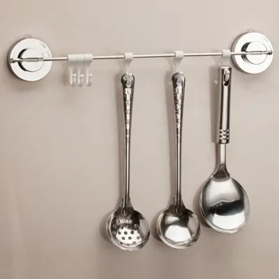 Samolepilna stenska polica s kavlji