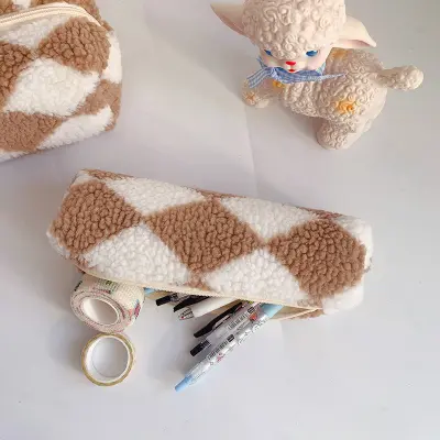 Karirast plišast svinčnik Khaki