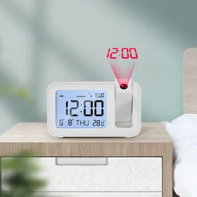 1 digitalna budilka, projektorska budilka Digitalna budilka Projekcijska budilka 3,8" LCD, 4 svetlosti, 9 min dremeža, 2 zvoka alarma, za sp