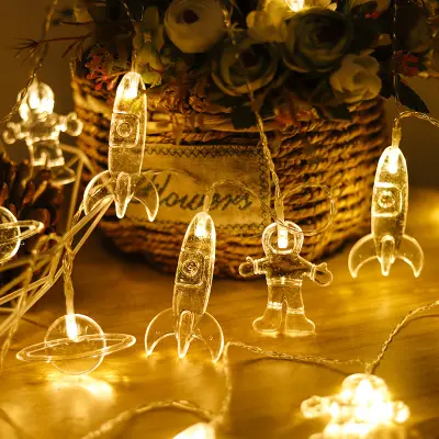 LED luči na nizu z obeskom za vesoljsko ladjo Astronaut Rocket (topla bela, 3M 20 LED)