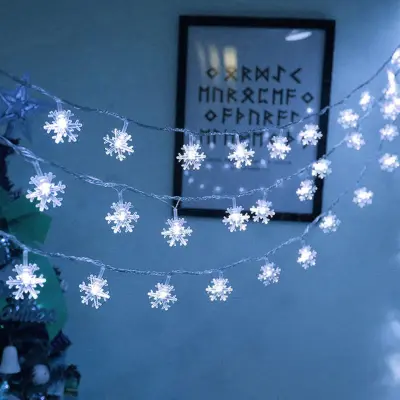 Luči v obliki snežinke, 6M 40 LED luči na baterije, 2 enobarvna načina in utripajoče notranje luči v nizu