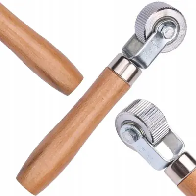 Rosfix Valjček za Popravilo z Ležajem – Leseni Ročaj, Širina 20 mm | Za Gume, Zračnice, EPDM