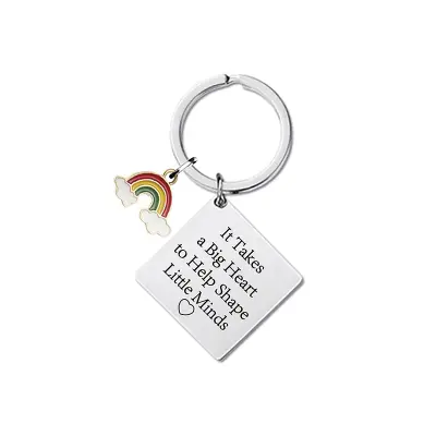 Kvadratni obesek za ključe z mavrico ZC0025 - srebrne barve