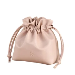 Kremasto bela torbica za ličenje z vrvico Pink