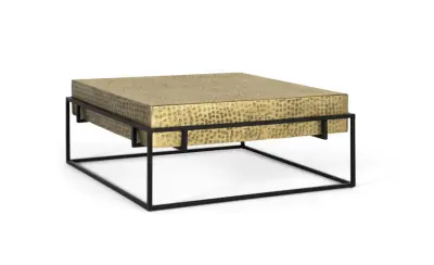 Kvadratna klubska mizica z zlatim železnim okvirjem