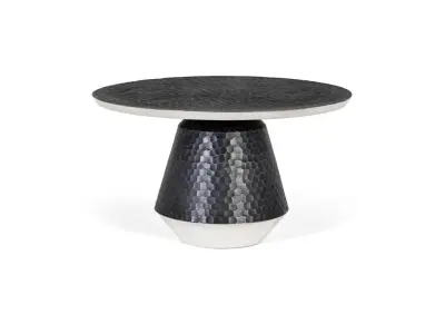 Okrogla klubska mizica v celoti izdelana iz aluminija.