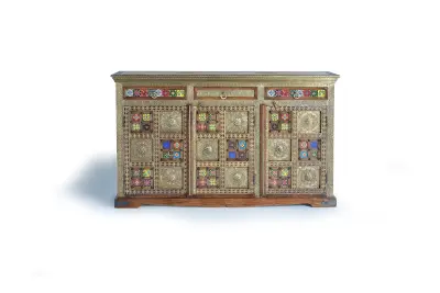 Omarica z ročno poslikanimi keramičnimi detajli