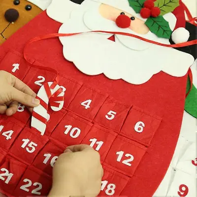 Božični adventni koledar iz Božička iz filca 24 dni 70x34 cm, obešen za steno