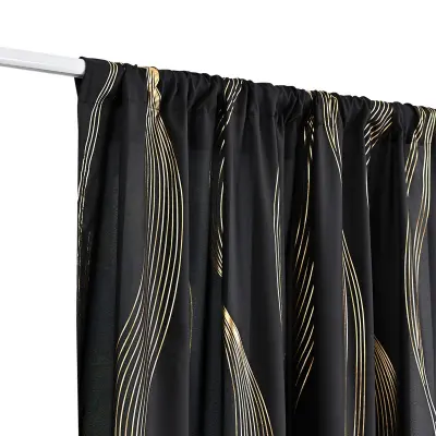 Zavesa s polprozornim zlatim vzorcem valov, za palico  S