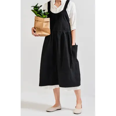 Črn bombažen predpasnik – eleganten in preprost predpasnik za kuhinjo