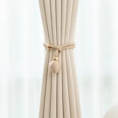 Komplet 2 okrasnih krogličnih zavesnih držal - elegantna okenska draperija Beige