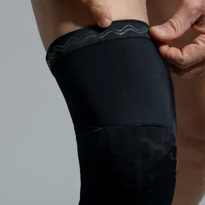 Športni ščitniki za kolena s satjem (par) - zračna in zaščitna opora za kolena za tek, košarko in drugo Black L