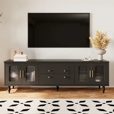 Retro TV stojalo z zlatimi ročaji, steklenimi vrati, nogami iz masivnega lesa in veliko prostora za shranjevanje.