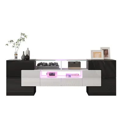 Elegantna TV omarica v visokosijajni beli barvi z LED osvetlitvijo.