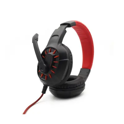 Črne in rdeče žične slušalke za poglobljeno igranje iger