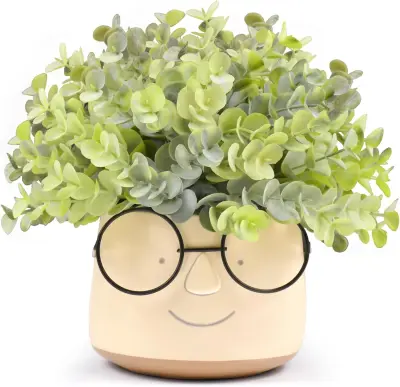 Umetna rastlina v lončku, dekorativna zelena rastlina z zamrznjenimi listi in belim keramičnim lončkom, višina 18 cm