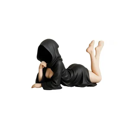 Eleganten okrasni kip Črna kraljica v halji za dom in pisarno