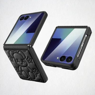 Odprta emb - Ovitek telefon za Samsung Z Flip7, ohišje telefona Samsung Z Flip7, risanka nasilje medved vzorec, tečaj telefonska zaščita - črna