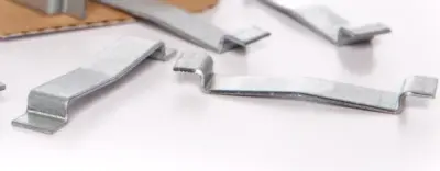 Klamra za rasenkante, stabilna iz cinkanega jekla, nerjaveča za montažo