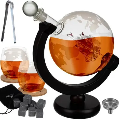 Viski set, steklenica globus 850ml s silhueto ladje, 2 kosa kozarcev x 200ml, lesen pladenj, dispenzer za alkohol