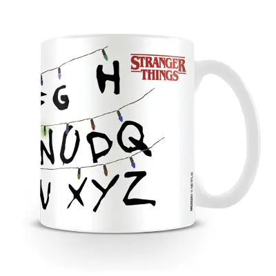 Keramična skodelica Pyramid International Stranger Things z grafiko abecednih luči v predstavitveni škatli – uradno blago