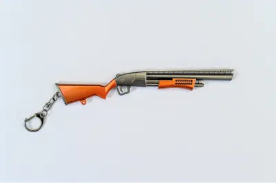 TOY RIFLE 4 Comic Online Games kovinski obesek za ključe