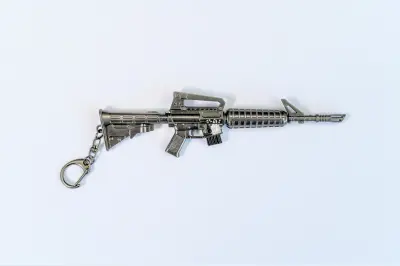 TOY RIFLE 7 Comic Online Games Kovinski Obesek Za Ključe