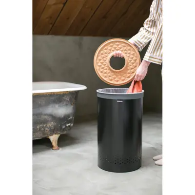 BRABANTIA 60L okrogel koš za perilo črn