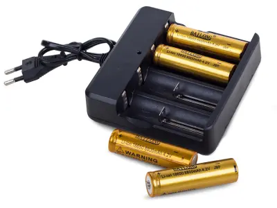 Univerzalni polnilnik za 4 baterije tipa 18650 4,2V