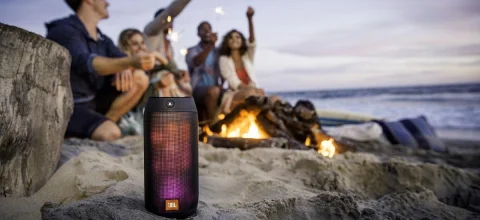 Popoln zvok na plaži - prenosni zvočniki JBL