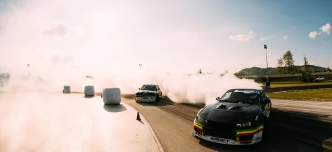 Ožgane pnevmatike, rohneči motorji, dimna zavesa ... kaj so pravzaprav drift dirke?