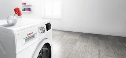Pralni stroj, ki misli namesto vas: Bosch s pametno dozirno avtomatiko i-DOS