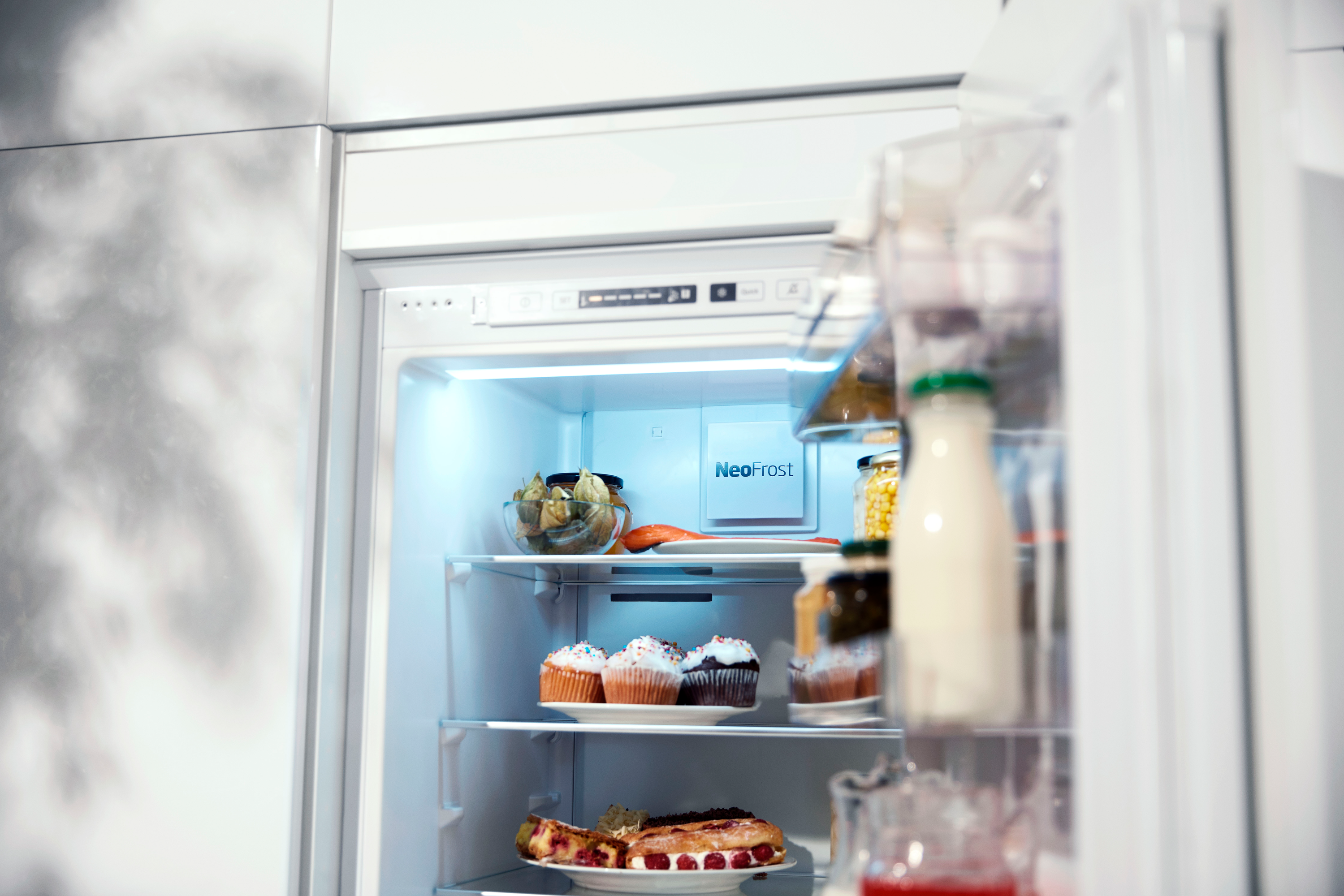 Почему в холодильнике тепло. Холодильник БЕКО Неофрост. Открытый холодильник с едой. Воздушный холодильник. Холодильник Arctic NEOFROST.